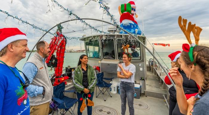 Group of 金沙中国 Staff getting ready for boat parade.